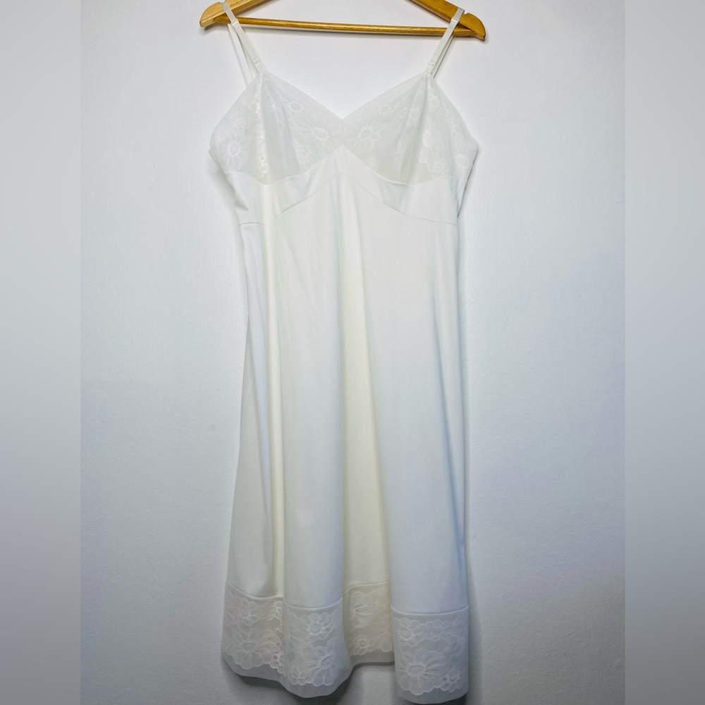Vanity Fair VTG full Nylon and lace Slip Size Large Feminine 
Retro